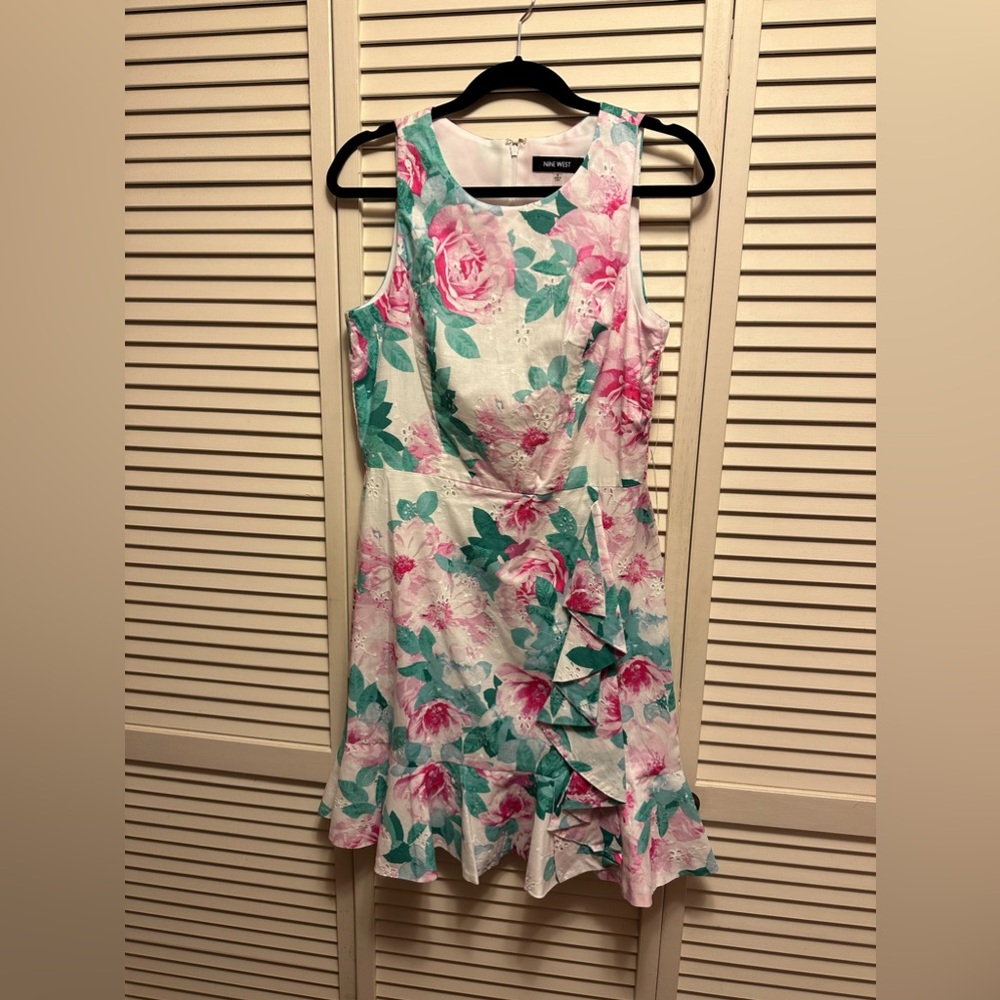 NWT Nine West Size 8 Floral Sleeveless Dress. PTP 18”. Fully Lined.
